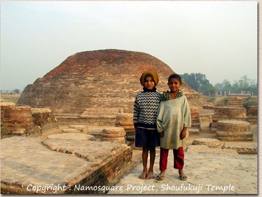 ヴァイシャリー　アーナンダの仏塔とアショカ王の石柱　Ananda Stupa, with an Asokan pillar at Kolhua, Vaisali